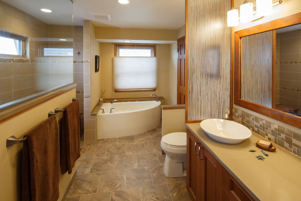 Exemple d'une grande salle de bain principale asiatique en bois brun avec un placard avec porte à panneau encastré, une baignoire d'angle, une douche ouverte, WC séparés, un carrelage beige, des carreaux de porcelaine, un mur jaune, un sol en carrelage de porcelaine, une vasque et un plan de toilette en quartz modifié.
