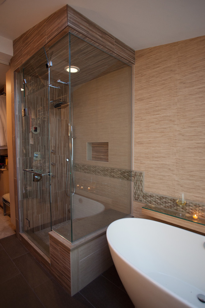 Ejemplo de cuarto de baño principal contemporáneo grande con bañera exenta y ducha abierta