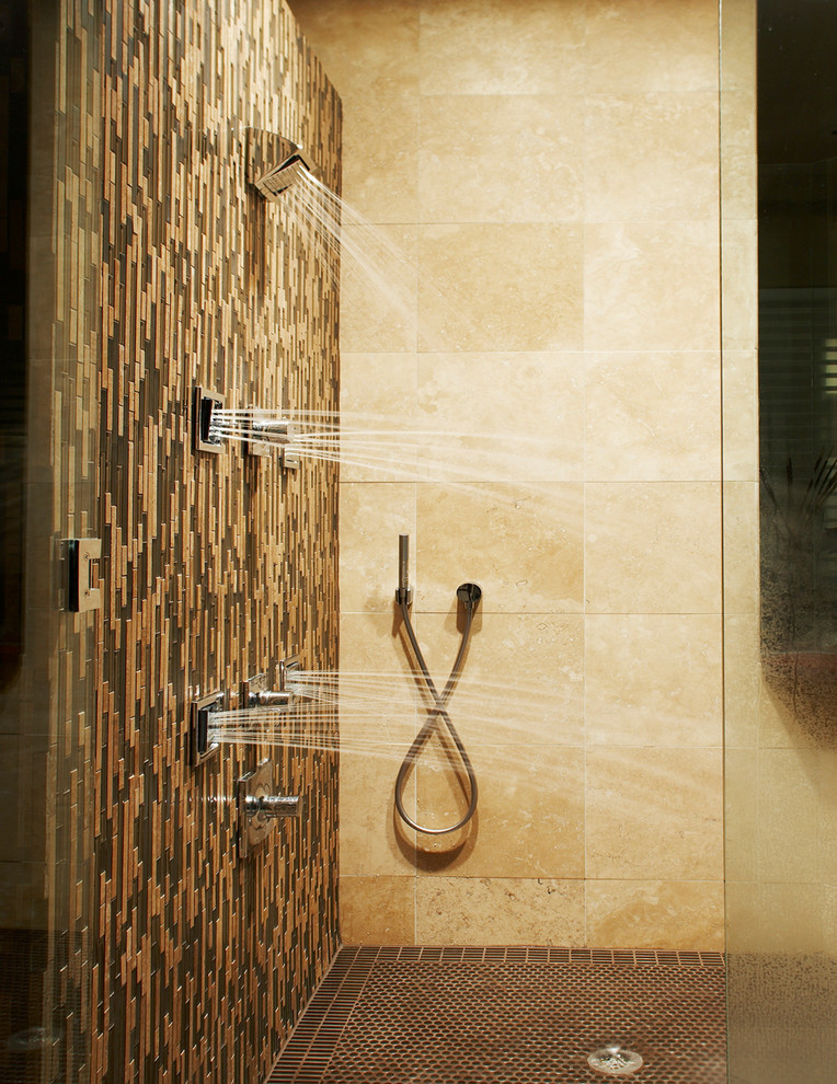 Asiatisk inredning av ett stort en-suite badrum, med släta luckor, skåp i mörkt trä, en kantlös dusch, beige väggar, travertin golv, ett fristående handfat och träbänkskiva