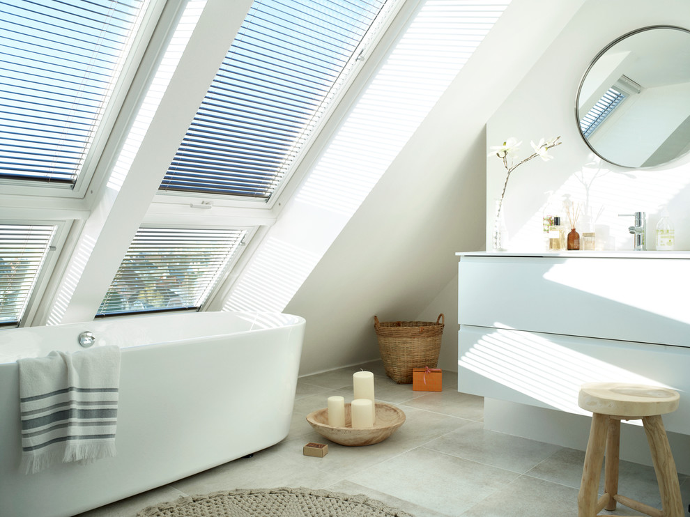 Modernes Badezimmer in Dachschräge in Sonstige