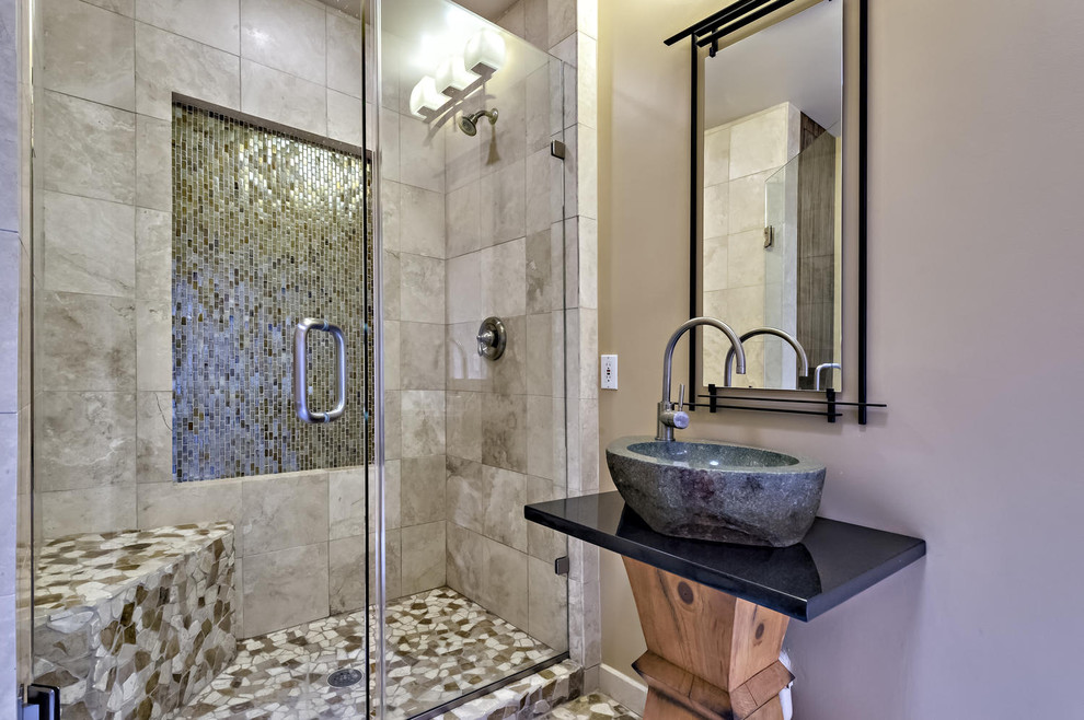 サンディエゴにある高級な中くらいなトランジショナルスタイルのおしゃれな浴室 (モザイクタイル、ベッセル式洗面器、ダブルシャワー、ベージュのタイル、ベージュの壁、セラミックタイルの床) の写真