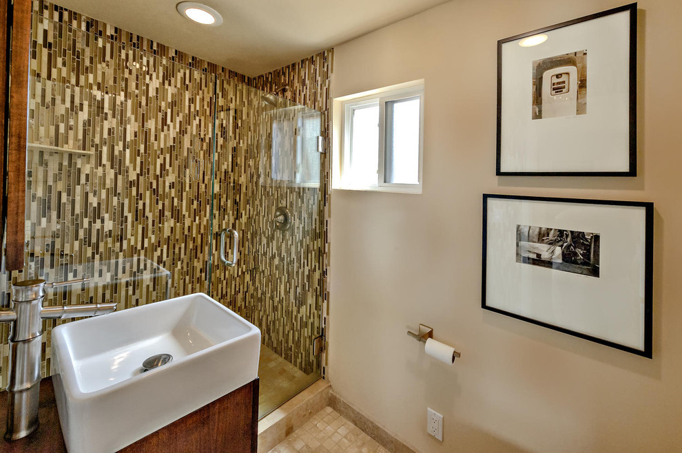 Ejemplo de cuarto de baño principal clásico renovado pequeño con lavabo sobreencimera, puertas de armario de madera oscura, ducha doble, baldosas y/o azulejos beige, baldosas y/o azulejos de vidrio, paredes beige y suelo de baldosas de cerámica