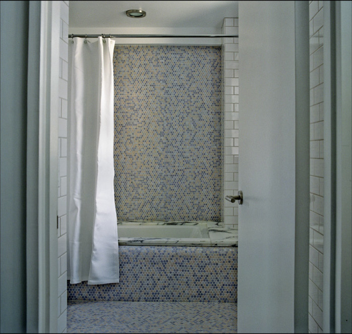 Modelo de cuarto de baño contemporáneo de tamaño medio con baldosas y/o azulejos azules y encimeras blancas
