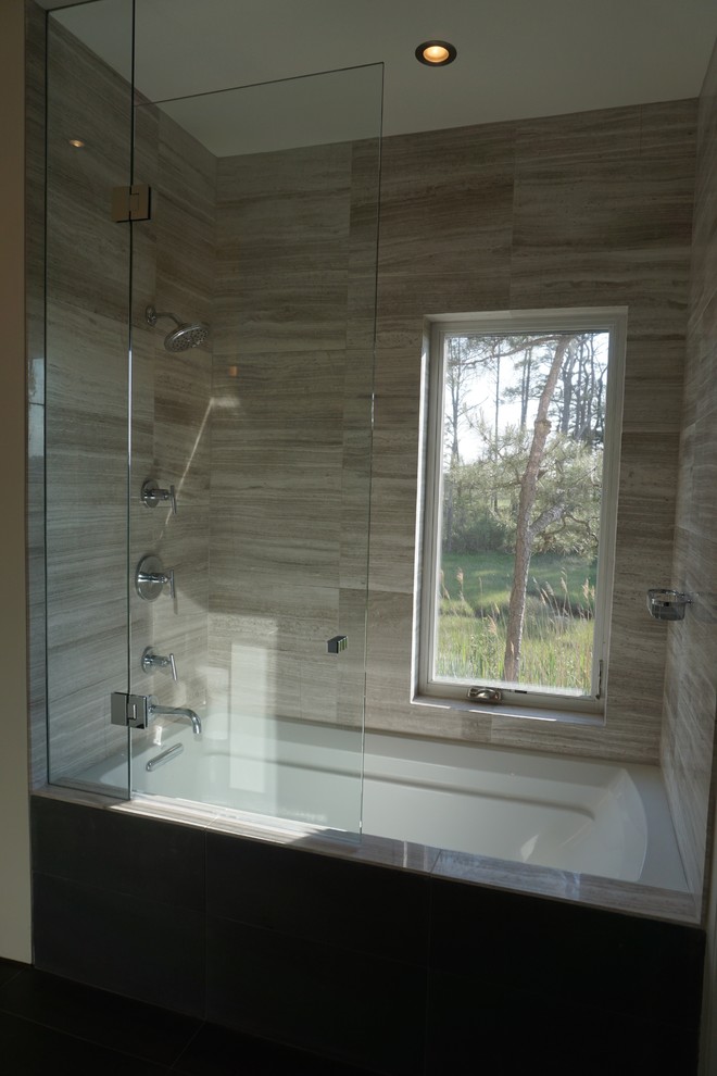 Immagine di una grande stanza da bagno design con piastrelle bianche