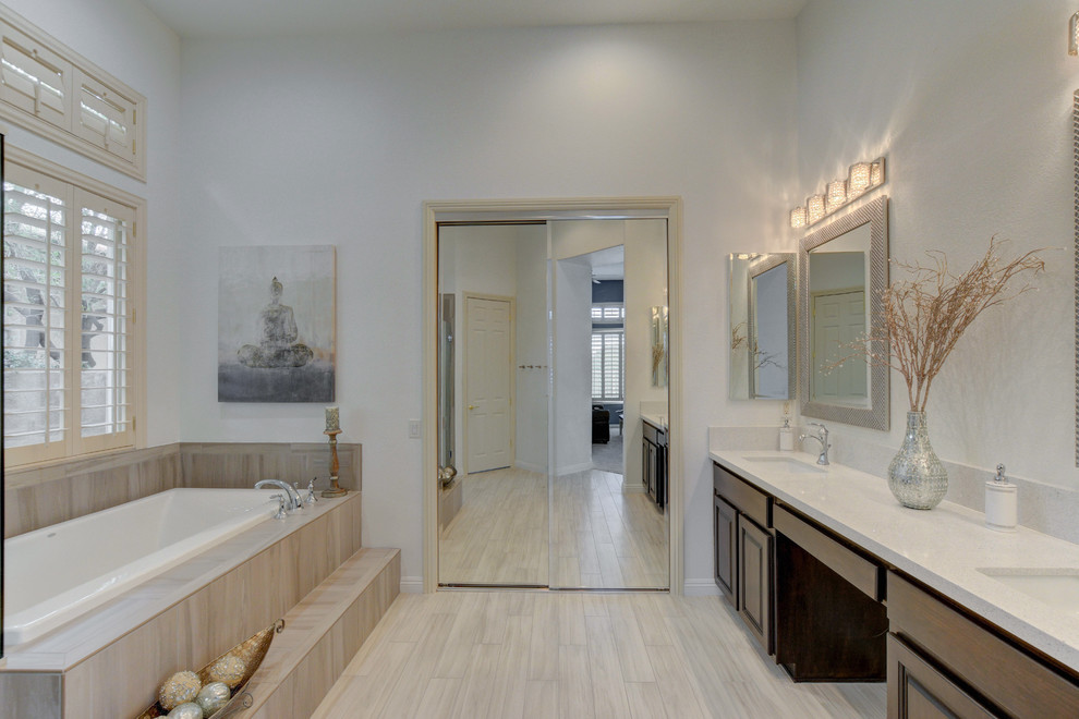 Ejemplo de cuarto de baño principal contemporáneo grande con puertas de armario marrones, baldosas y/o azulejos blancos, paredes blancas y encimera de cuarzo compacto