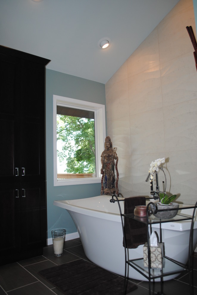 Immagine di una grande stanza da bagno padronale etnica con lavabo sottopiano, ante in stile shaker, ante in legno bruno, top in granito, vasca freestanding, WC a due pezzi e pareti blu