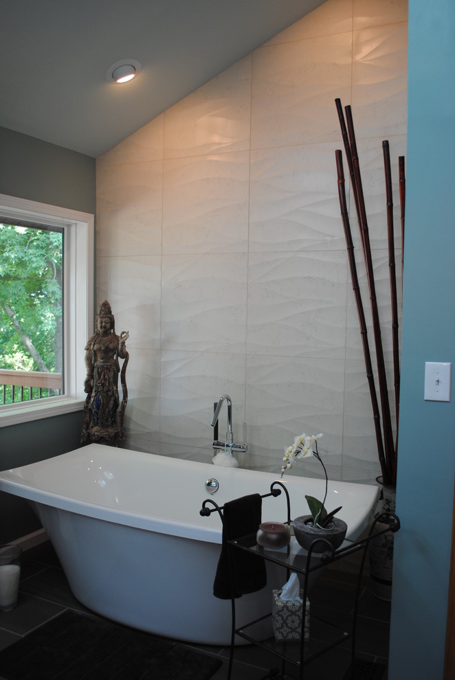 Стильный дизайн: большая главная ванная комната в восточном стиле с врезной раковиной, фасадами в стиле шейкер, темными деревянными фасадами, столешницей из гранита, отдельно стоящей ванной, раздельным унитазом и синими стенами - последний тренд