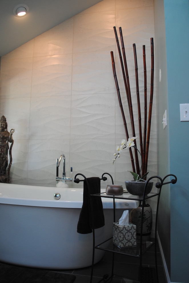 Пример оригинального дизайна: большая главная ванная комната в восточном стиле с врезной раковиной, фасадами в стиле шейкер, темными деревянными фасадами, столешницей из гранита, отдельно стоящей ванной, раздельным унитазом и синими стенами