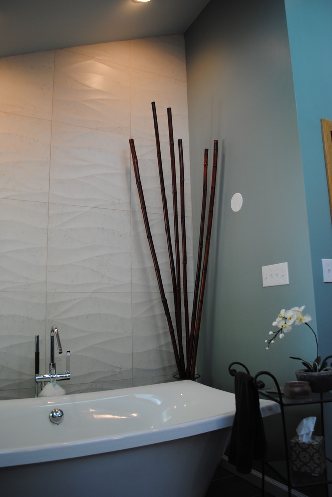 Cette photo montre une grande salle de bain principale asiatique en bois foncé avec un lavabo encastré, un placard à porte shaker, un plan de toilette en granite, une baignoire indépendante, WC séparés et un mur bleu.