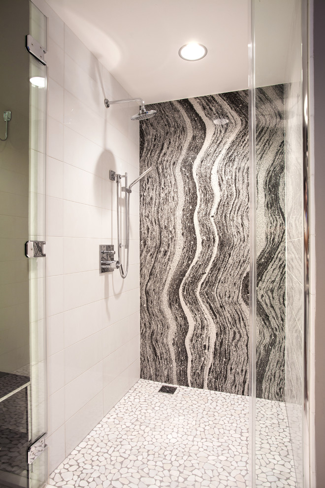 ロサンゼルスにある高級な中くらいなコンテンポラリースタイルのおしゃれな浴室 (アルコーブ型シャワー、モノトーンのタイル、白いタイル、磁器タイル、玉石タイル、白い床、照明) の写真
