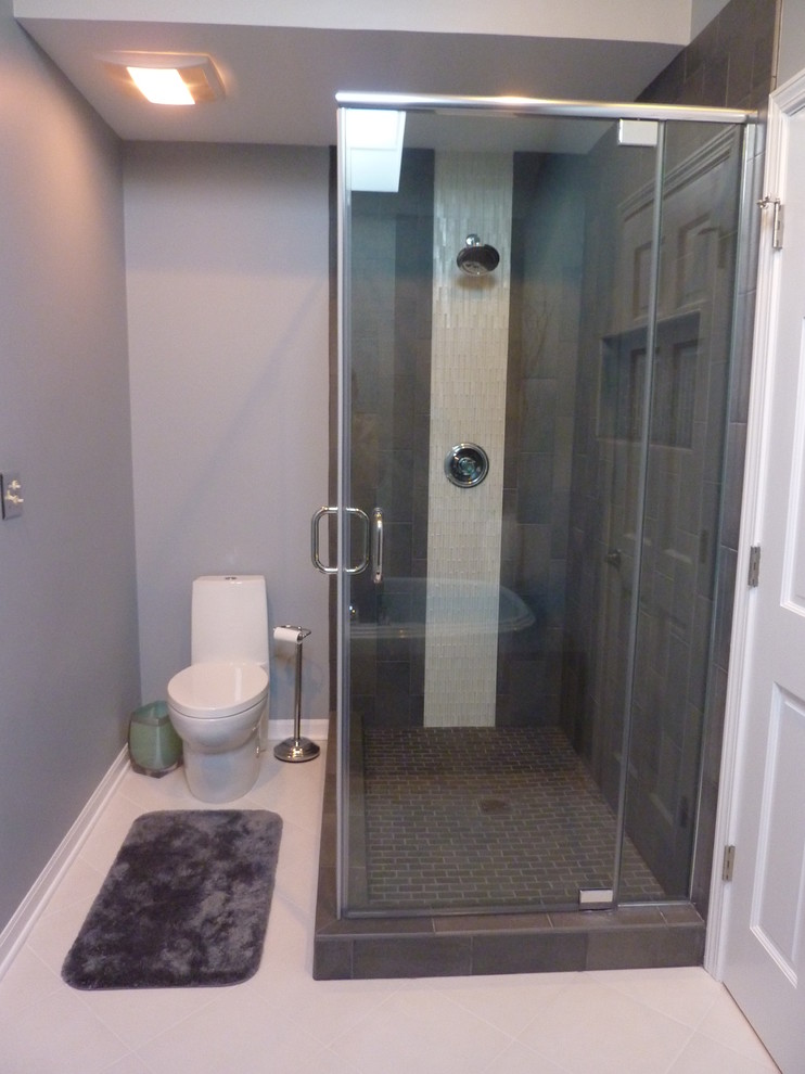 Idéer för ett mellanstort modernt en-suite badrum, med en hörndusch, en toalettstol med hel cisternkåpa, grå kakel, stenkakel, grå väggar och klinkergolv i keramik