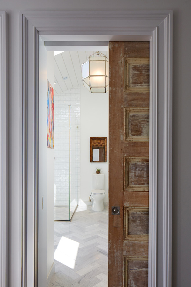 Пример оригинального дизайна: большая главная ванная комната в современном стиле с белой плиткой, белыми стенами, мраморным полом, плиткой кабанчик, плоскими фасадами, серыми фасадами, раздельным унитазом, мраморной столешницей, серым полом, душем с распашными дверями, настольной раковиной и душем без бортиков