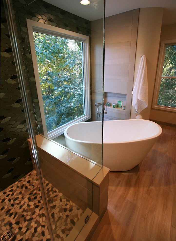 Стильный дизайн: главная ванная комната среднего размера в восточном стиле с плоскими фасадами, светлыми деревянными фасадами, японской ванной, угловым душем, унитазом-моноблоком, зеленой плиткой, керамогранитной плиткой, зелеными стенами, полом из керамогранита, настольной раковиной, столешницей из искусственного кварца, коричневым полом и душем с распашными дверями - последний тренд
