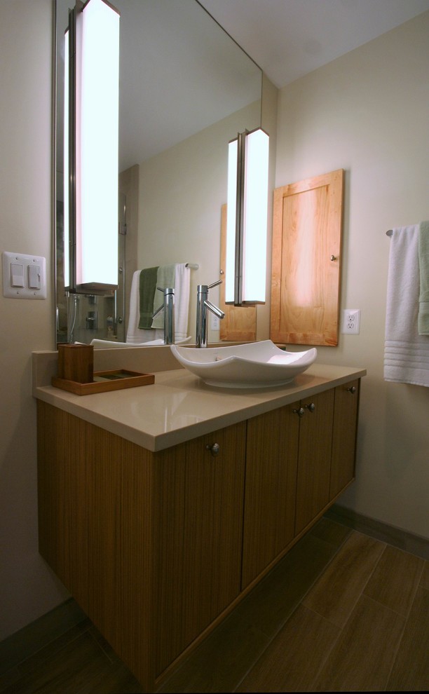 Inredning av ett asiatiskt mellanstort en-suite badrum, med släta luckor, skåp i ljust trä, ett japanskt badkar, en hörndusch, en toalettstol med hel cisternkåpa, grön kakel, porslinskakel, gröna väggar, klinkergolv i porslin, ett fristående handfat, bänkskiva i kvarts, brunt golv och dusch med gångjärnsdörr