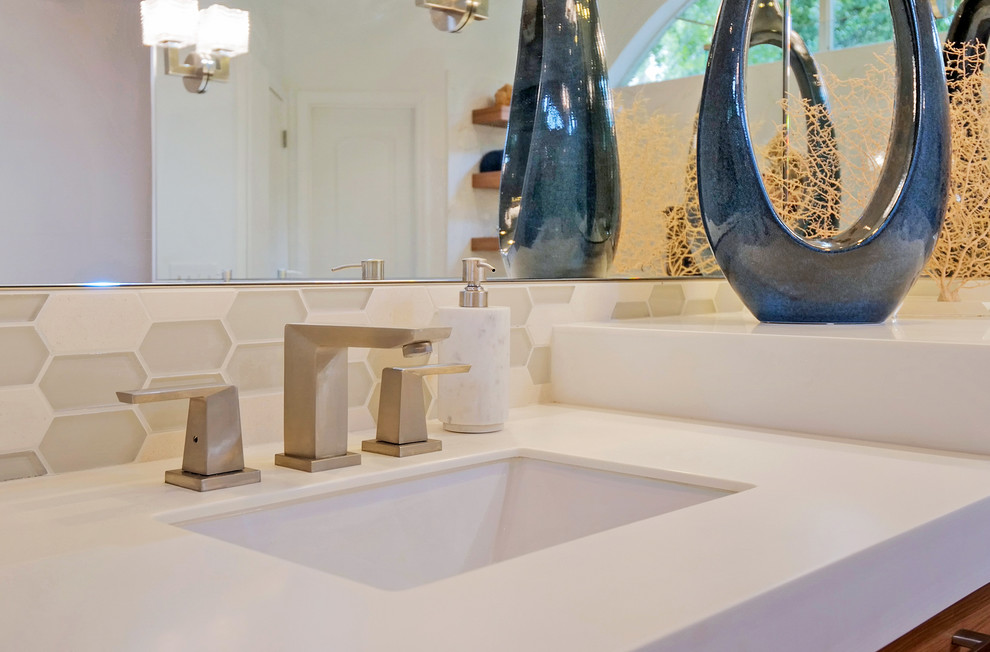 Modern inredning av ett vit vitt en-suite badrum, med släta luckor, skåp i mellenmörkt trä, en dubbeldusch, flerfärgad kakel, marmorkakel, klinkergolv i porslin, ett undermonterad handfat, bänkskiva i kvarts, vitt golv och med dusch som är öppen