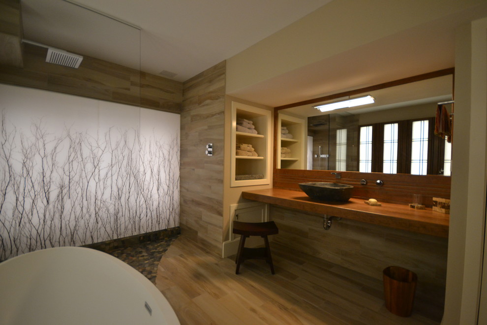 Пример оригинального дизайна: большая главная ванная комната в стиле модернизм с японской ванной, открытым душем, разноцветными стенами, полом из галечной плитки и настольной раковиной
