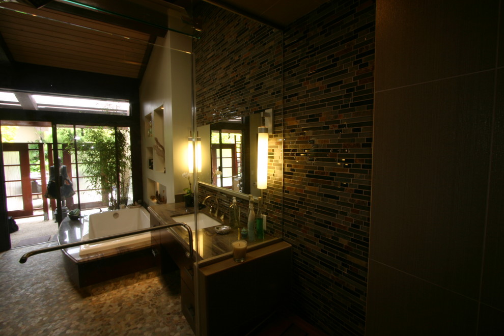 ロサンゼルスにあるアジアンスタイルのおしゃれな浴室の写真