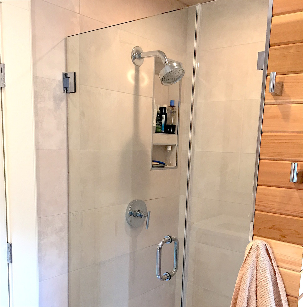 Diseño de cuarto de baño principal actual de tamaño medio con ducha empotrada, baldosas y/o azulejos beige, baldosas y/o azulejos de porcelana y ducha con puerta con bisagras