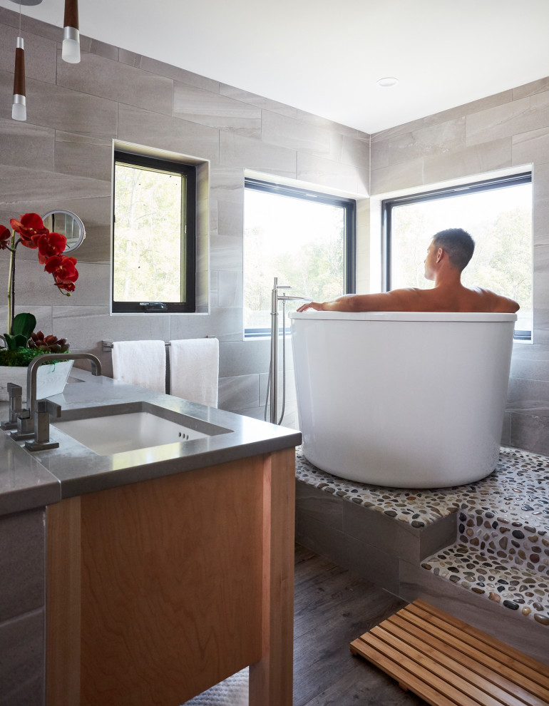 Inspiration för små asiatiska grått en-suite badrum, med möbel-liknande, grå skåp, ett japanskt badkar, en öppen dusch, grå kakel, porslinskakel, vita väggar, mellanmörkt trägolv, bänkskiva i kvarts, brunt golv och dusch med gångjärnsdörr