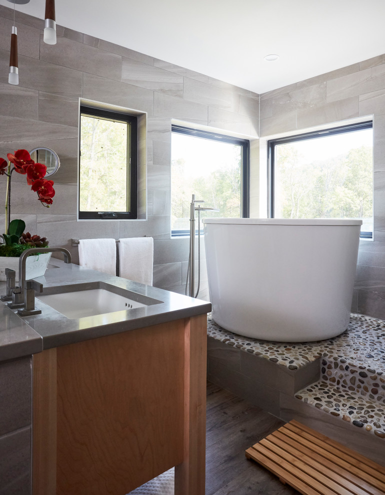 Exempel på ett litet asiatiskt grå grått en-suite badrum, med möbel-liknande, grå skåp, ett japanskt badkar, en öppen dusch, grå kakel, porslinskakel, vita väggar, mellanmörkt trägolv, bänkskiva i kvarts, brunt golv och dusch med gångjärnsdörr
