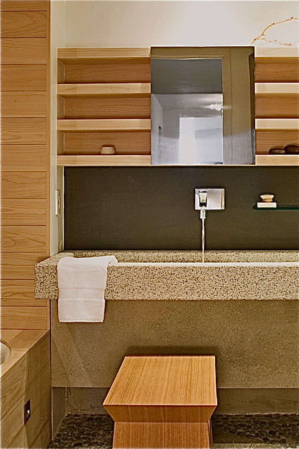 Exempel på ett mellanstort asiatiskt beige beige en-suite badrum, med öppna hyllor, skåp i ljust trä, våtrum, en toalettstol med hel cisternkåpa, grå väggar, klinkergolv i keramik, ett avlångt handfat, granitbänkskiva, flerfärgat golv och med dusch som är öppen