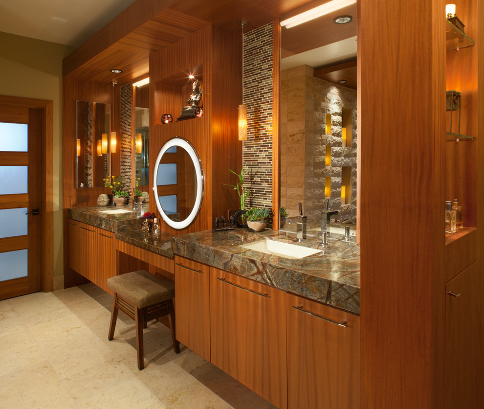 Exempel på ett stort asiatiskt en-suite badrum, med släta luckor, skåp i mörkt trä, beige kakel, stenkakel, bruna väggar, travertin golv, ett undermonterad handfat, granitbänkskiva och beiget golv