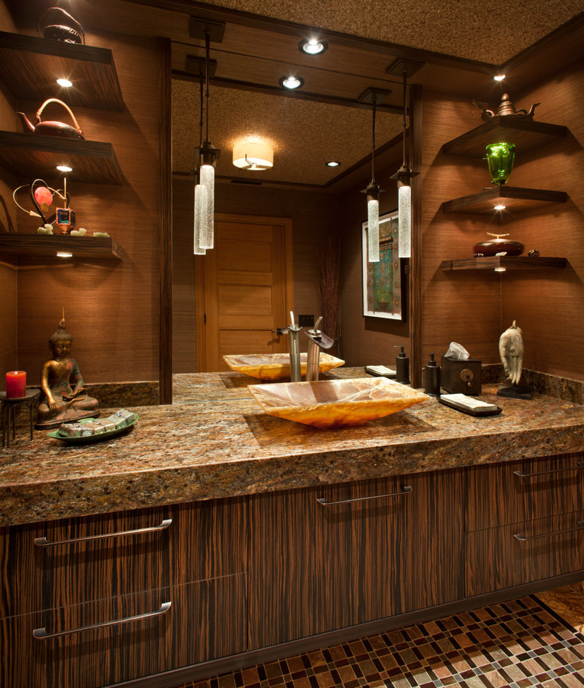 Exempel på ett mellanstort asiatiskt badrum med dusch, med släta luckor, skåp i mörkt trä, beige kakel, stenhäll, beige väggar, mosaikgolv, ett fristående handfat, granitbänkskiva och flerfärgat golv