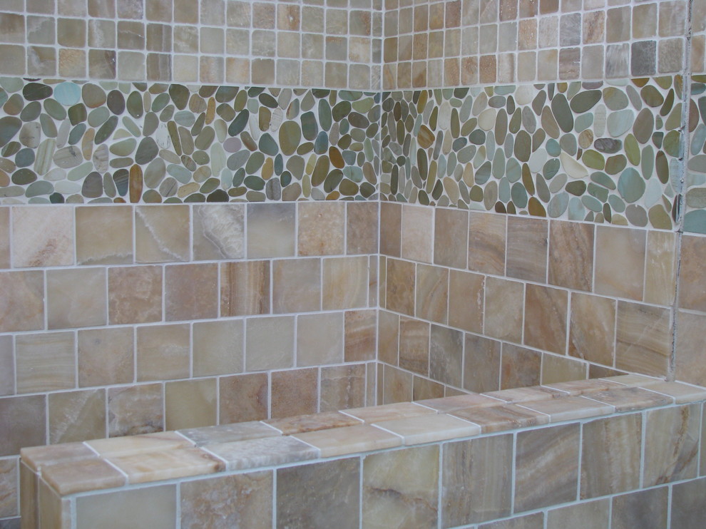 サンタバーバラにあるトロピカルスタイルのおしゃれな浴室の写真