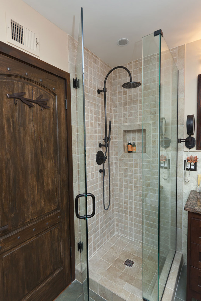 Immagine di una stanza da bagno etnica con doccia ad angolo, piastrelle beige e pareti beige
