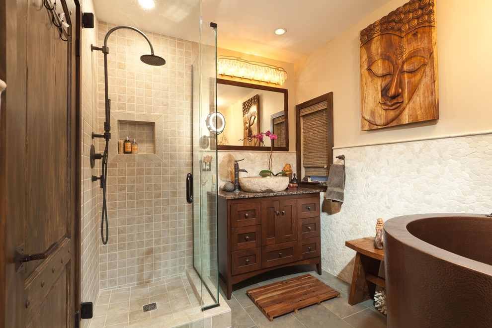 Inspiration pour une petite salle de bain asiatique en bois brun avec une vasque, un placard à porte shaker, un plan de toilette en granite, une douche d'angle, un carrelage beige, une plaque de galets, un mur beige et un bain japonais.