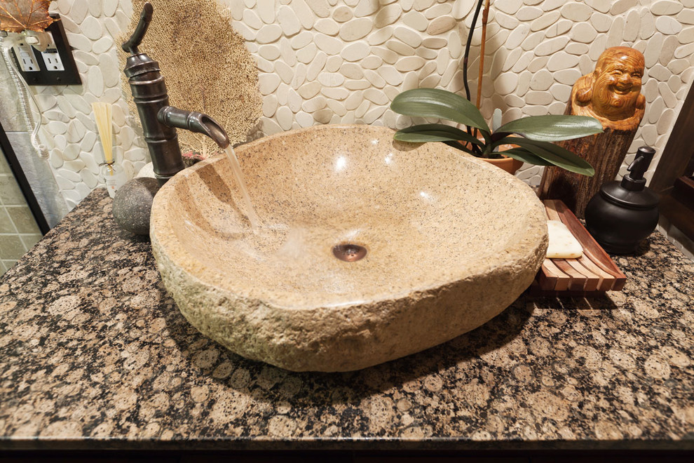 Modelo de cuarto de baño de estilo zen con lavabo sobreencimera, encimera de granito, baldosas y/o azulejos beige y suelo de baldosas tipo guijarro