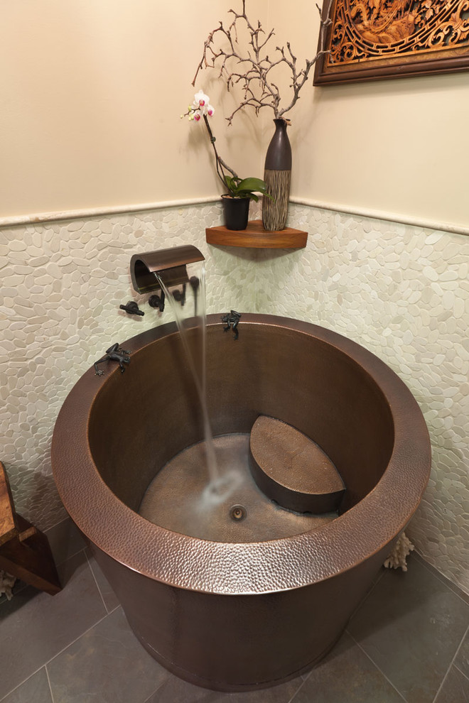 Esempio di una stanza da bagno etnica con vasca giapponese, piastrelle beige e piastrelle di ciottoli