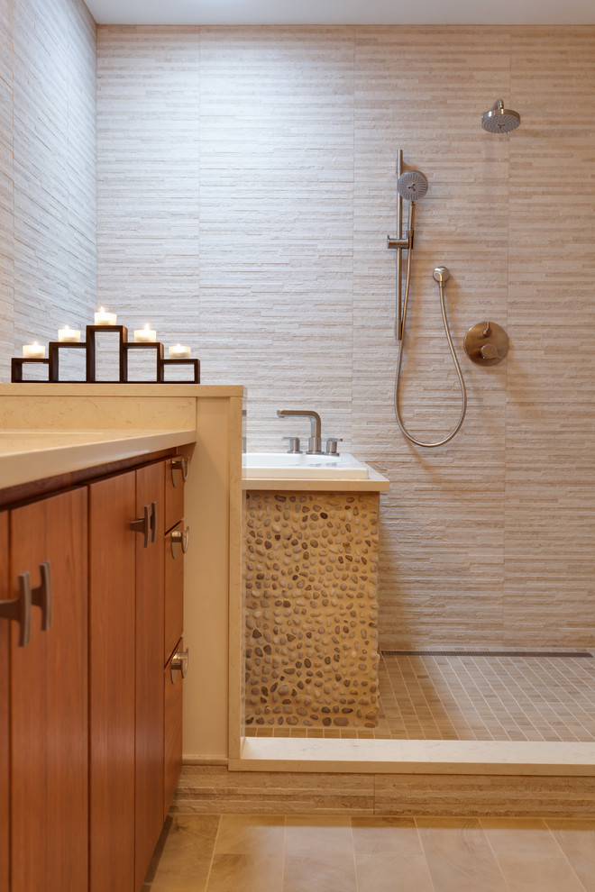 Cette image montre une grande salle de bain principale asiatique en bois brun avec un lavabo encastré, un placard à porte plane, un plan de toilette en marbre, un bain japonais, une douche ouverte, WC suspendus, un carrelage beige, des carreaux de céramique, un mur beige et un sol en carrelage de céramique.
