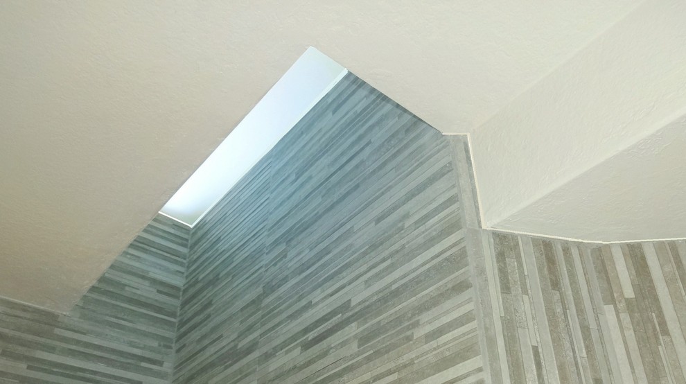 Стильный дизайн: ванная комната в стиле модернизм с серой плиткой, керамогранитной плиткой, нишей и кессонным потолком - последний тренд