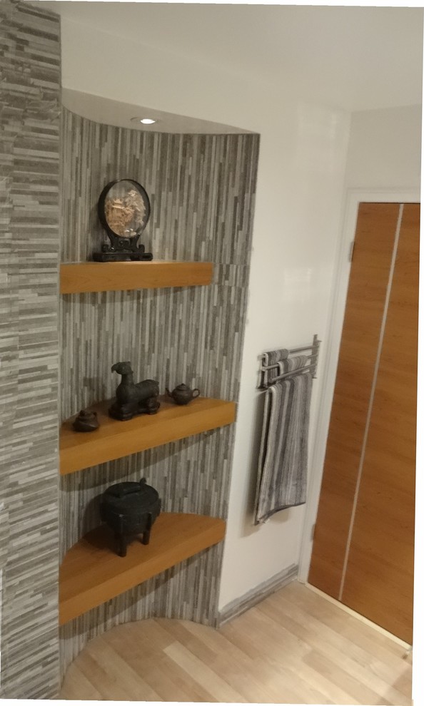 Inspiration för mellanstora asiatiska badrum med dusch, med svart och vit kakel, stenkakel, ljust trägolv, ett badkar i en alkov, en dusch/badkar-kombination, en toalettstol med hel cisternkåpa, grå väggar, släta luckor, beige skåp, träbänkskiva och beiget golv