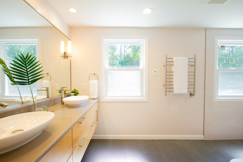 Modernes Badezimmer En Suite mit bodengleicher Dusche, weißen Fliesen, beiger Wandfarbe, Mosaik-Bodenfliesen, schwarzem Boden, offener Dusche, Quarzit-Waschtisch und Aufsatzwaschbecken in Philadelphia
