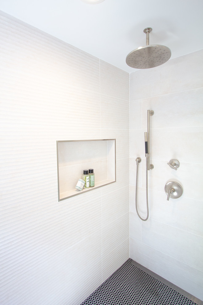 Inspiration för moderna en-suite badrum, med vit kakel, mosaikgolv, svart golv, en kantlös dusch, beige väggar och bänkskiva i kvartsit