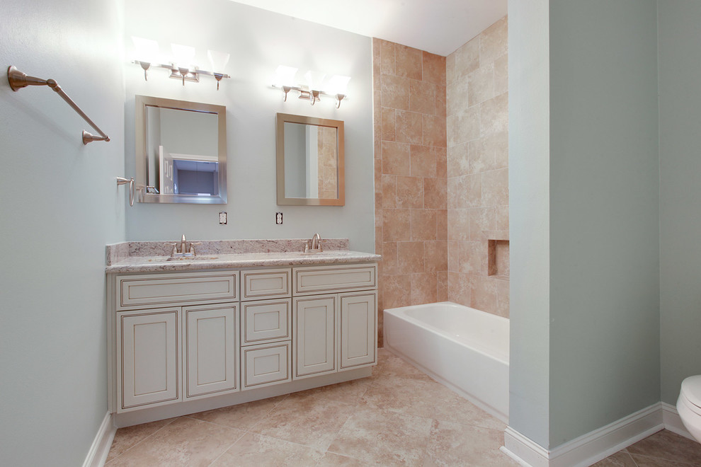 Immagine di una stanza da bagno tradizionale di medie dimensioni con ante beige, piastrelle beige, piastrelle in ceramica, pareti grigie e pavimento con piastrelle in ceramica