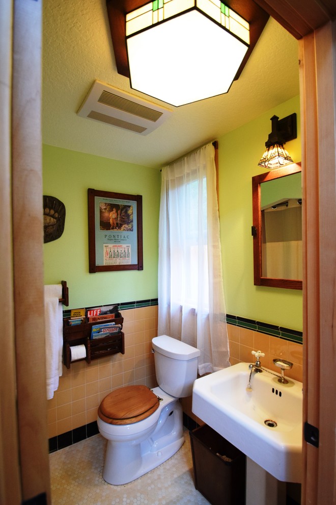 Пример оригинального дизайна: ванная комната среднего размера в стиле рустика с душевой кабиной, раздельным унитазом, зеленой плиткой, оранжевой плиткой, керамической плиткой, зелеными стенами, полом из мозаичной плитки и раковиной с пьедесталом