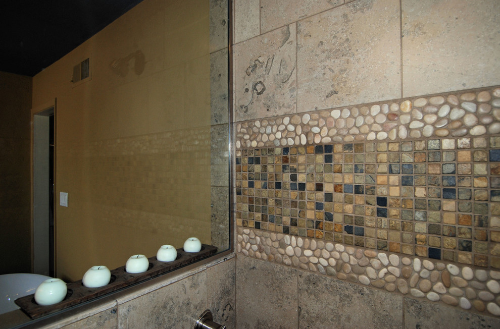 Идея дизайна: главная ванная комната среднего размера в восточном стиле с фасадами с утопленной филенкой, светлыми деревянными фасадами, отдельно стоящей ванной, угловым душем, унитазом-моноблоком, галечной плиткой, желтыми стенами, настольной раковиной и душем с распашными дверями