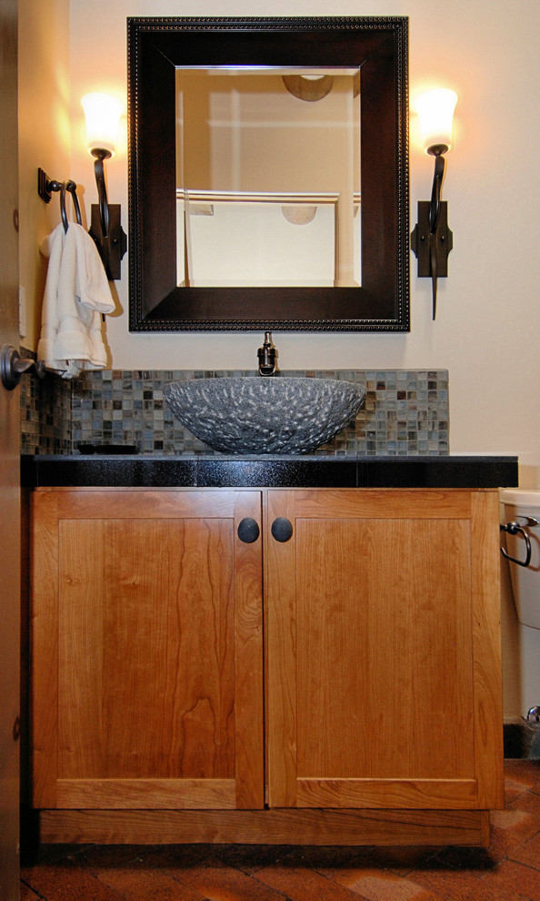 Diseño de cuarto de baño de estilo zen con lavabo sobreencimera