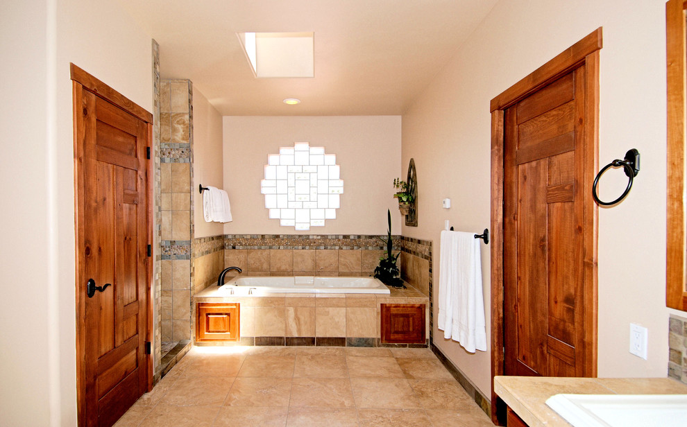 Immagine di una stanza da bagno padronale chic di medie dimensioni con ante con bugna sagomata, ante in legno scuro, vasca ad alcova, doccia alcova, WC monopezzo, pareti bianche e lavabo da incasso