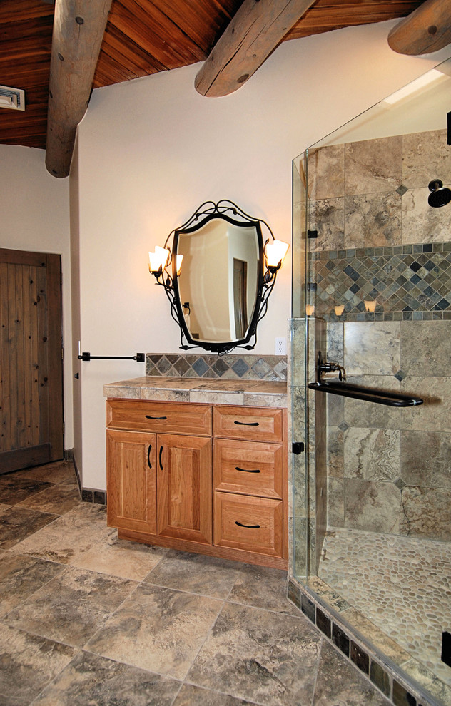 Пример оригинального дизайна: ванная комната в современном стиле с угловым душем и плиткой из сланца
