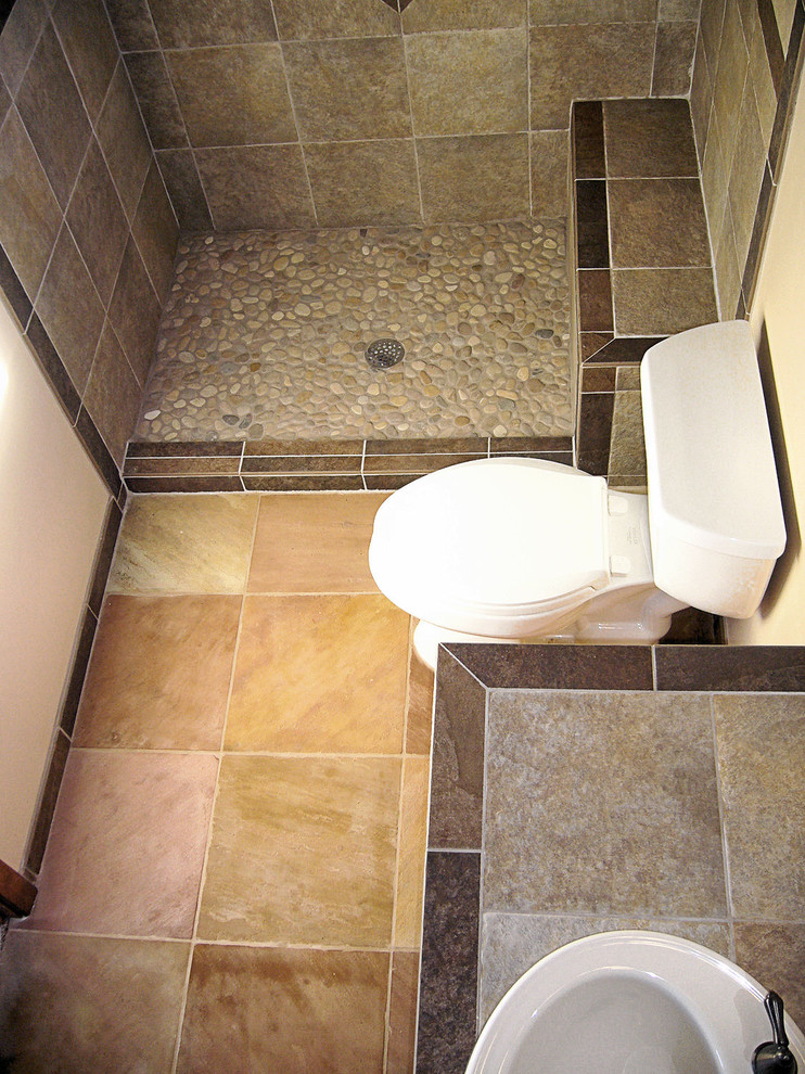 Immagine di una piccola stanza da bagno con doccia chic con doccia alcova, WC monopezzo, pareti bianche, lavabo da incasso, top piastrellato e doccia con tenda