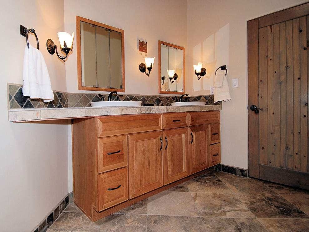 Aménagement d'une salle de bain principale sud-ouest américain en bois brun de taille moyenne avec une baignoire posée, WC à poser, un mur blanc, un lavabo posé, un placard avec porte à panneau surélevé, une douche d'angle, du carrelage en ardoise et une cabine de douche à porte battante.