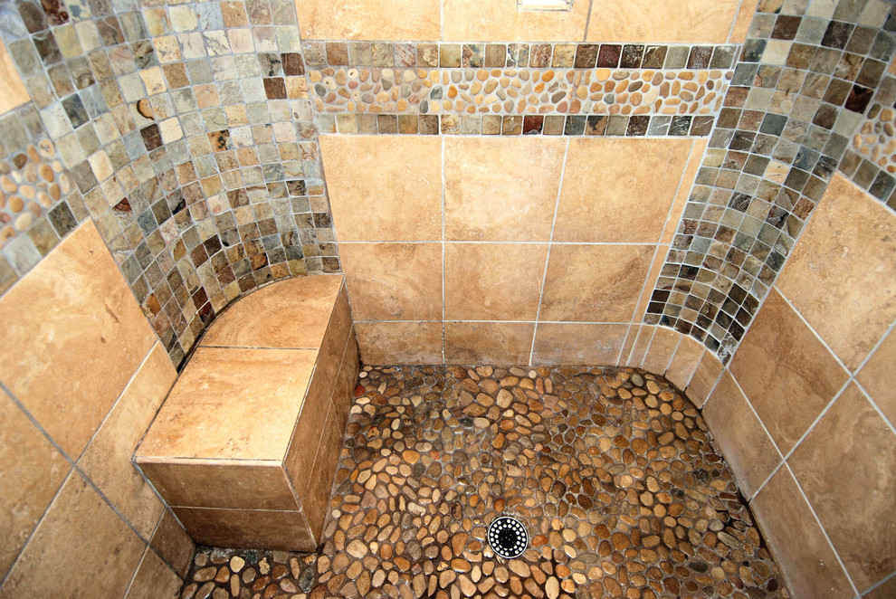 На фото: главная ванная комната среднего размера в стиле кантри с открытым душем и открытым душем
