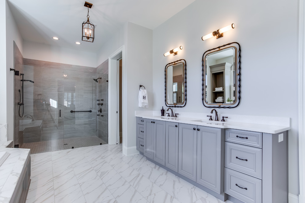 Immagine di una stanza da bagno padronale country con vasca da incasso, pavimento in gres porcellanato e top in quarzo composito