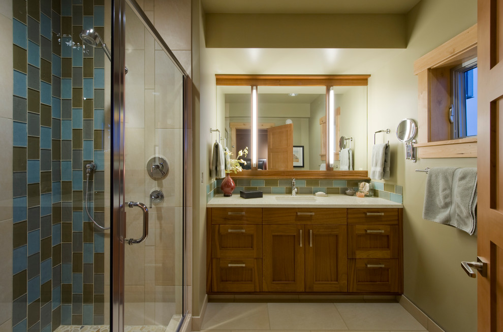 Modernes Badezimmer mit Schrankfronten mit vertiefter Füllung, hellbraunen Holzschränken, farbigen Fliesen und Glasfliesen in Seattle