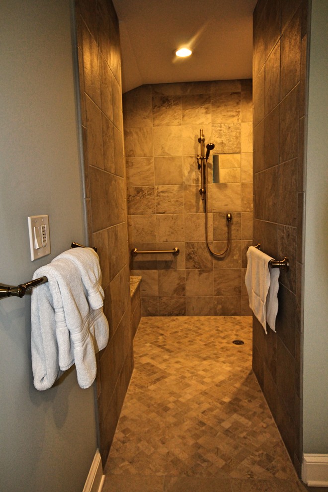 Свежая идея для дизайна: огромная главная ванная комната в классическом стиле с полновстраиваемой ванной, открытым душем, бежевой плиткой, керамической плиткой, полом из керамической плитки, бежевым полом и открытым душем - отличное фото интерьера