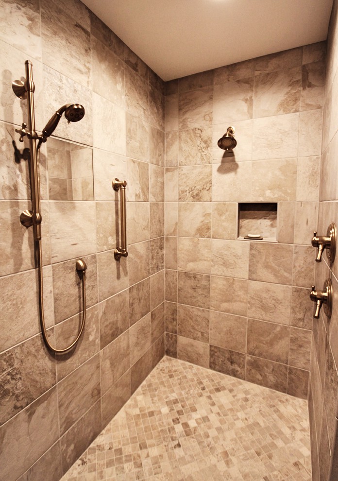 Immagine di un'ampia stanza da bagno padronale tradizionale con vasca sottopiano, doccia a filo pavimento, piastrelle beige, piastrelle in ceramica, pavimento con piastrelle in ceramica, pavimento beige e doccia aperta